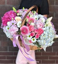 Композиция солнечный день в Ковдоре Цветочная композиция из Розы, Хризантемы, Пионы и Лизиантусы в корзине в Ковдоре