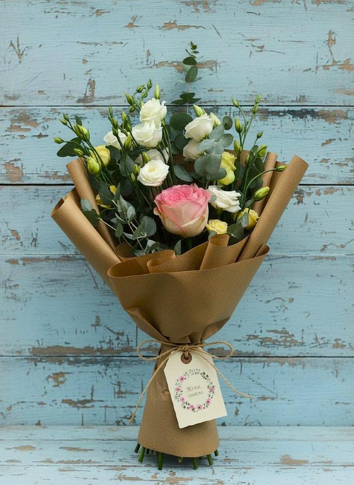 Букет цветов из: Розы и Лизиантусы в Ковдоре