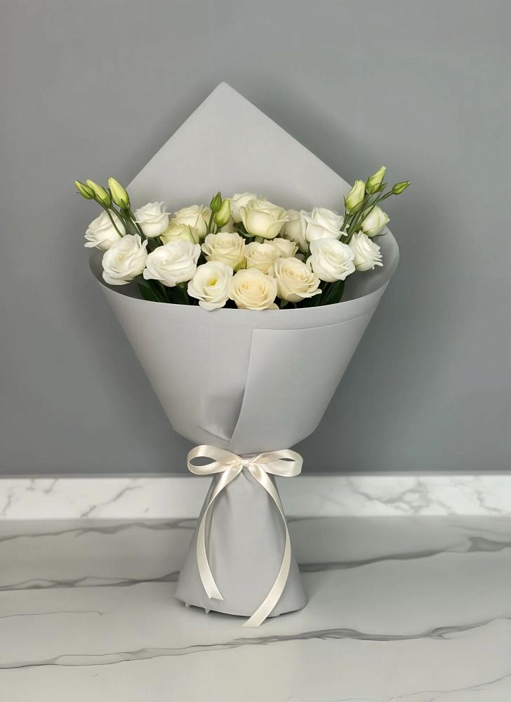 Букет цветов из: Розы и Лизиантусы в Ковдоре