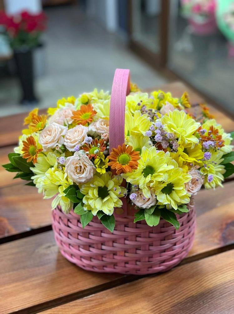 Цветочная композиция из Хризантемы и Розы в корзине в Ковдоре