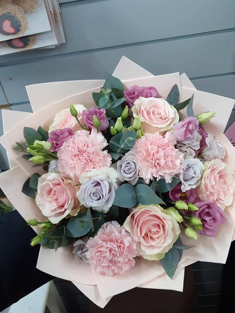 Букет цветов из: Розы, Гвоздики и Лизиантусы в Ковдоре