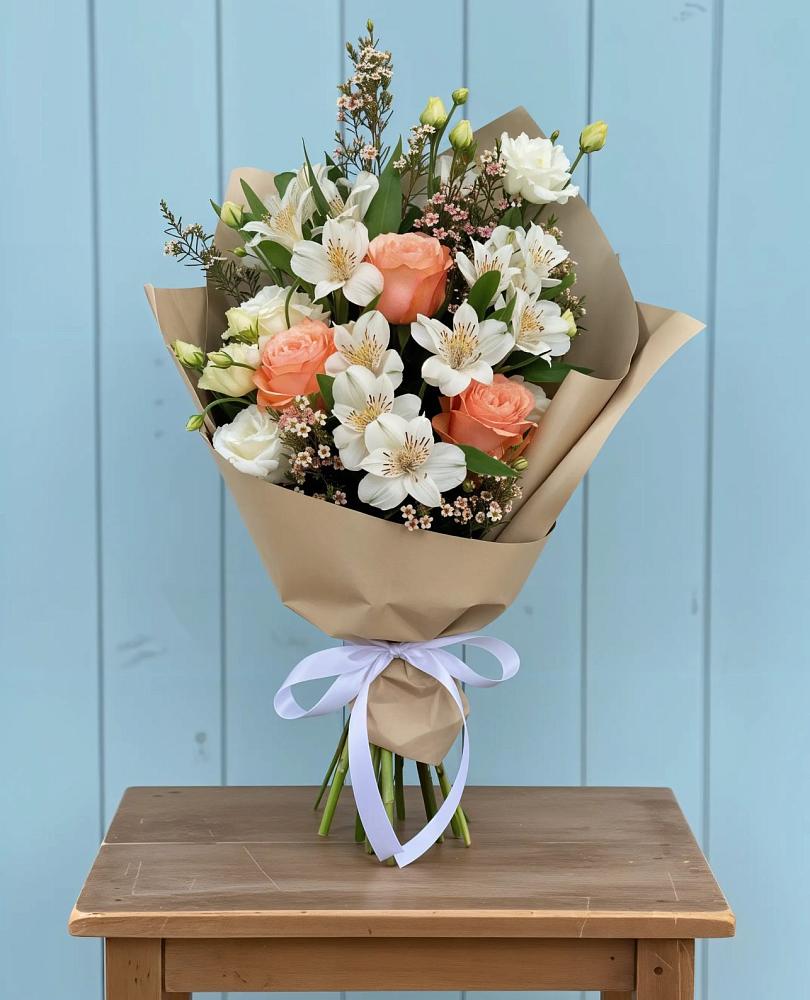 Букет цветов из: Альстромерии, Лизиантусы, Розы и Хризантемы в Ковдоре