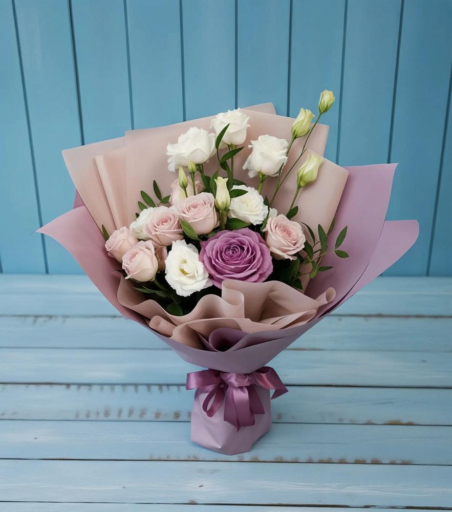 Букет цветов из: Розы и Лизиантусы в Ковдоре